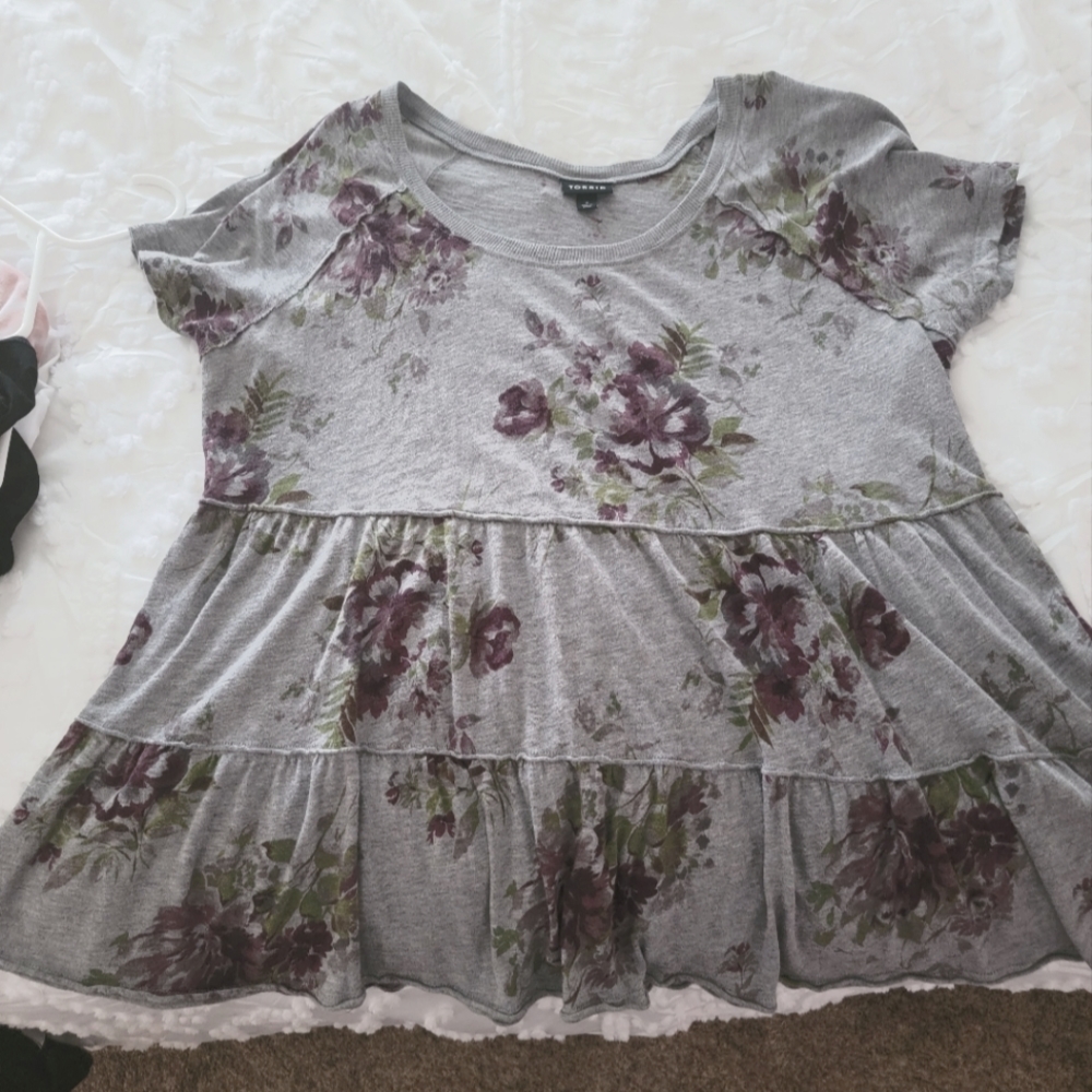 Torrid 2 Heather gray baby doll floral t-shirt